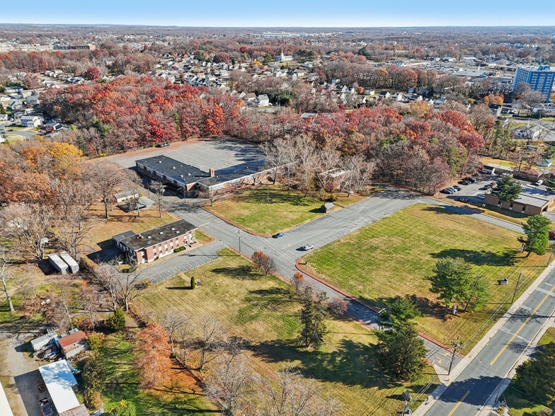 More Photos Of 714-716 Myrth Ave, Essex Industrial For Sale