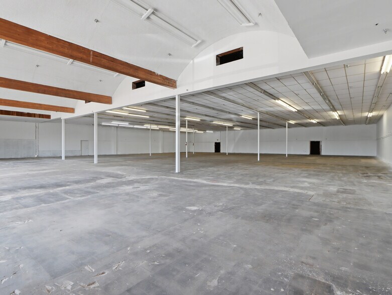 More Photos Of 5340-5346 W Glendale Ave, Glendale Freestanding For Lease