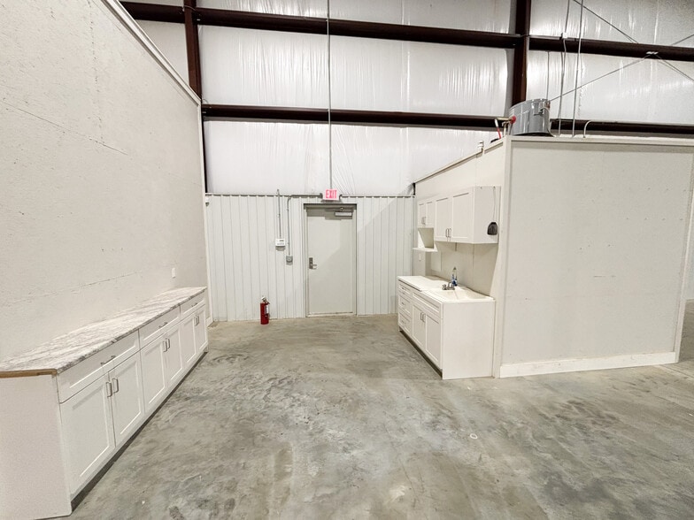 More Photos Of 2141 N Bristol Ln, Nixa Warehouse For Lease