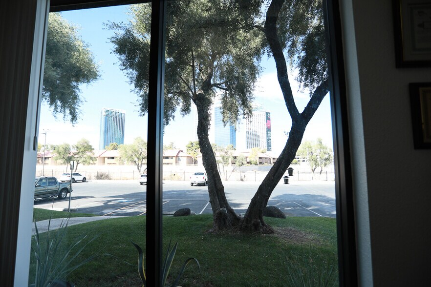 More Photos Of 4301 S Valley View Blvd, Las Vegas Warehouse For Lease