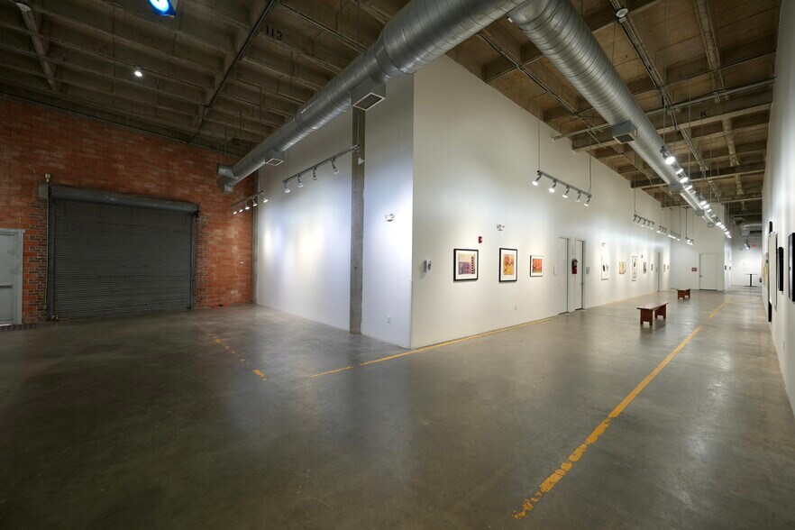 More Photos Of 1824 Spring St, Houston Showroom For Lease