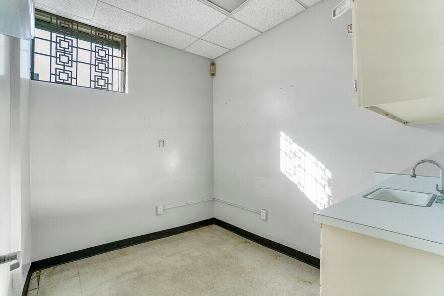More Photos Of 214 S Locust St, Inglewood Medical For Lease