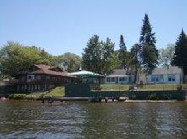 More Photos Of 117 4th St, Prudenville Hotel For Sale