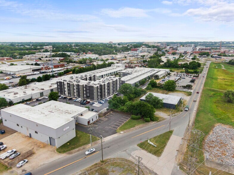 More Photos Of 1001 E 4th St, Richmond Showroom For Lease