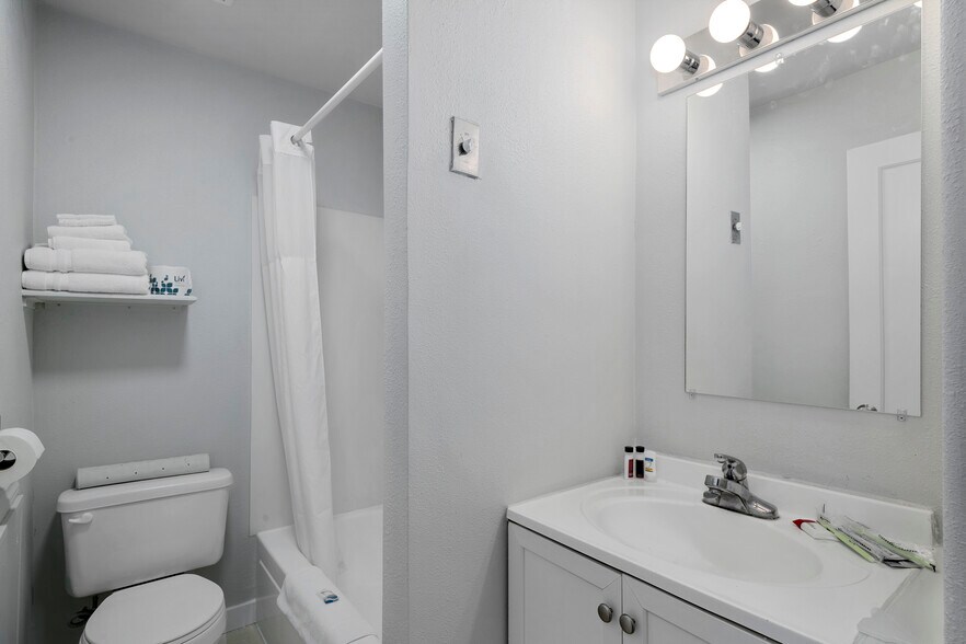 More Photos Of 1411 9th St, Rock Springs Hotel For Sale
