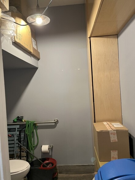 More Photos Of 86 Greenpoint Ave, Brooklyn Convenience Store For Lease