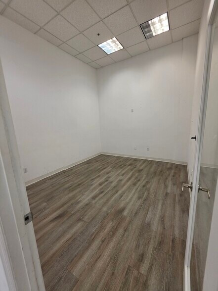 More Photos Of 7901 Kingspointe Pky, Orlando Showroom For Lease