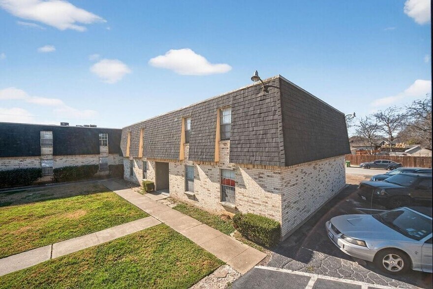 More Photos Of 705 E Worth St, Grapevine Apartments For Sale