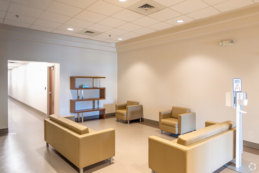 More Photos Of 209 N Bonnie Brae St, Denton Medical For Lease