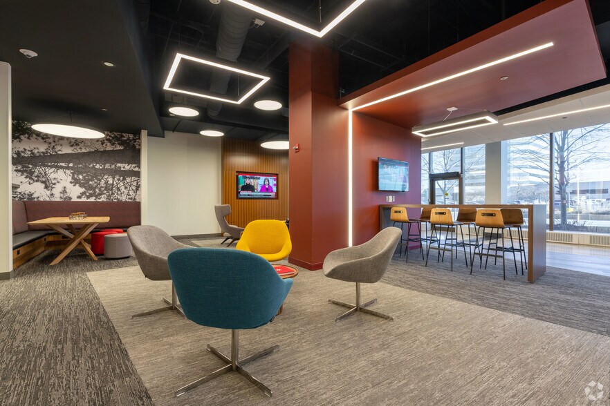 More Photos Of 8550 W Bryn Mawr Ave, Chicago Office For Lease