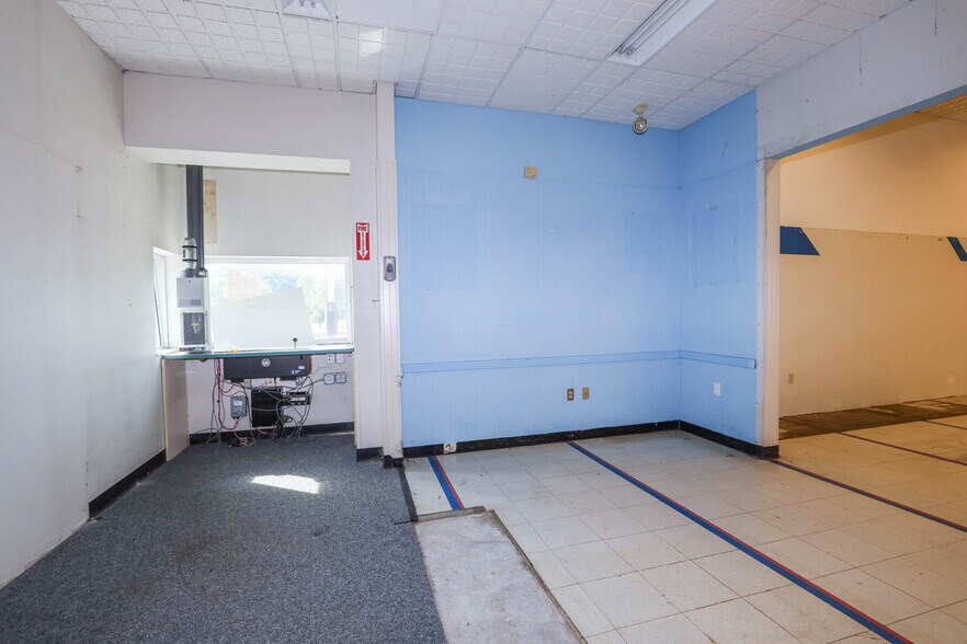 More Photos Of 902 N Lewis St, Glenville Drugstore For Sale
