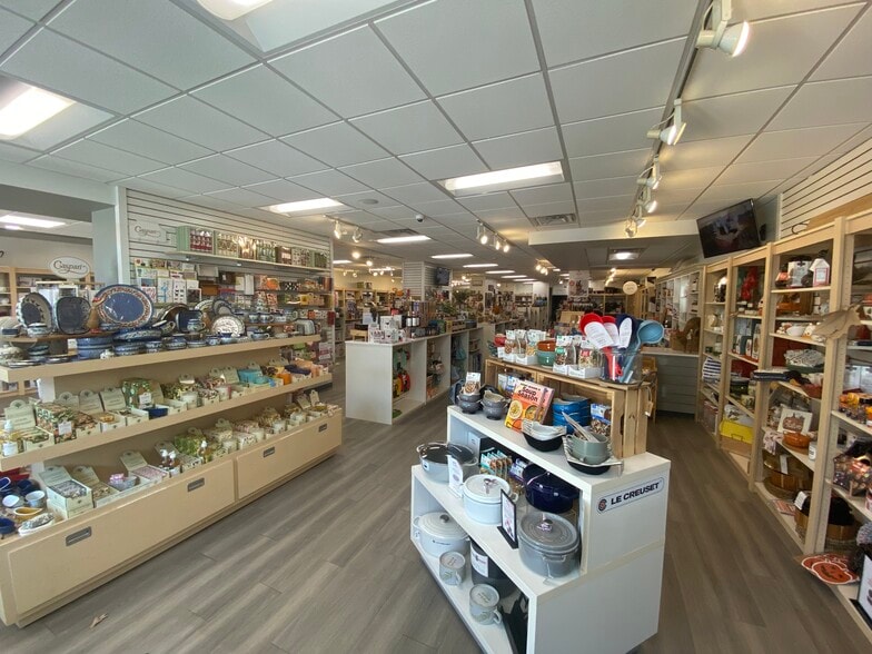 More Photos Of 52-60 LaSalle Rd, West Hartford Storefront Retail Office For Lease