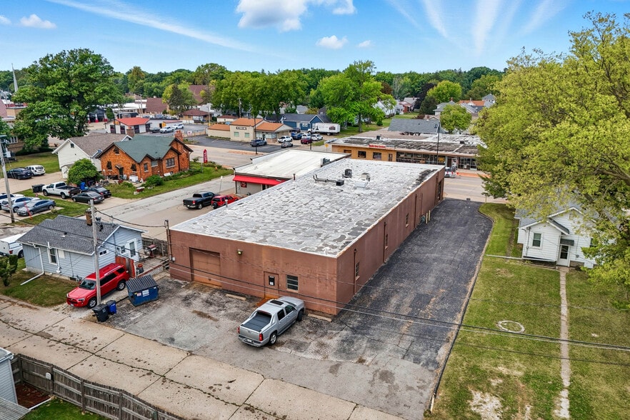 More Photos Of 3006 Avenue of the Cities, Moline Flex For Sale