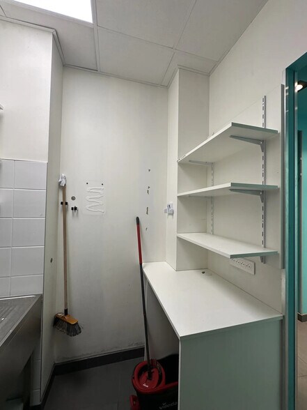 More Photos Of 97 Rue Raymond Losserand, Paris Flex For Lease