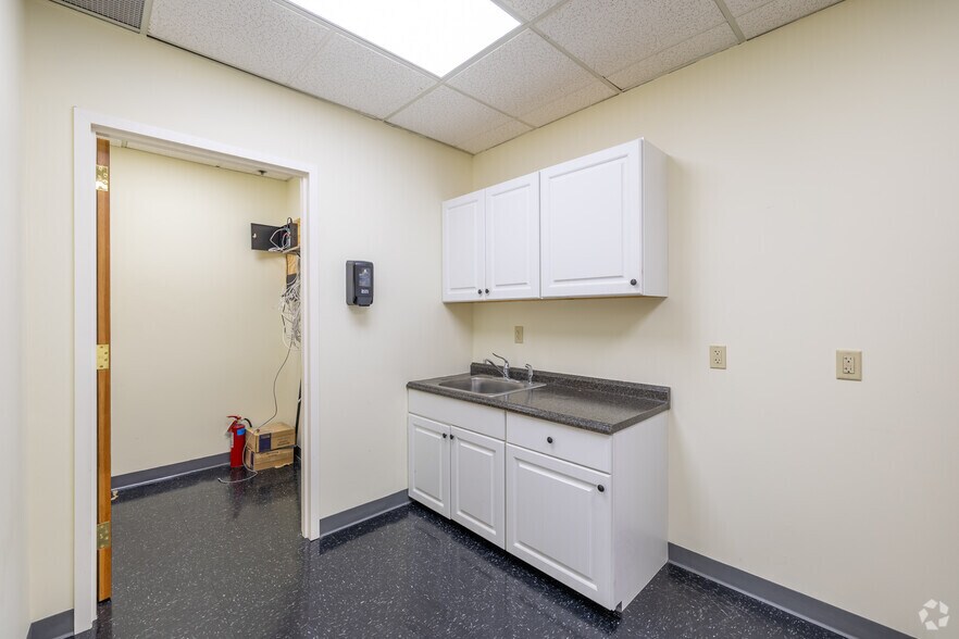 More Photos Of 1600 Saint Georges Ave, Rahway Office For Lease