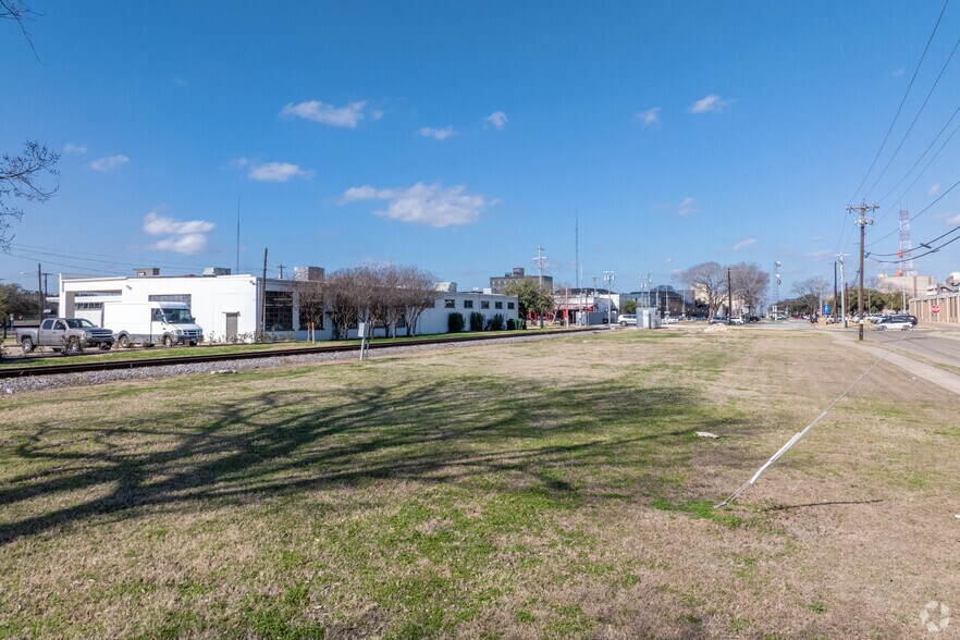 More Photos Of 401 S Main St, Bryan General Retail For Sale