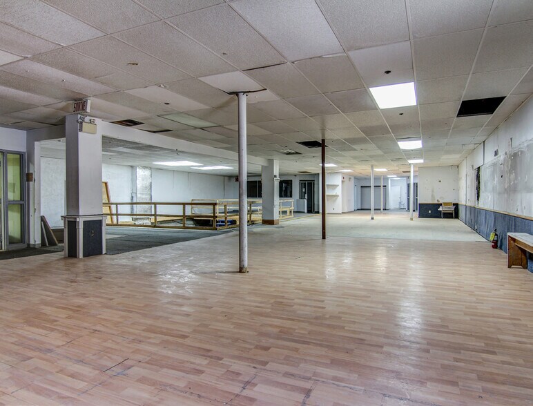 More Photos Of 413 Rue Racine E, Chicoutimi Storefront Retail Residential For Sale