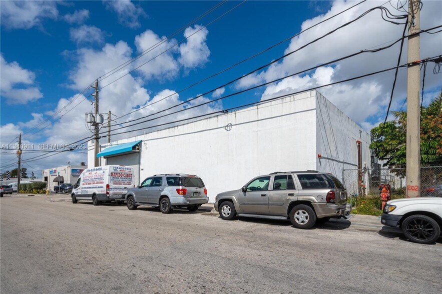 More Photos Of 2585 NW 21st Ter, Miami Warehouse For Lease