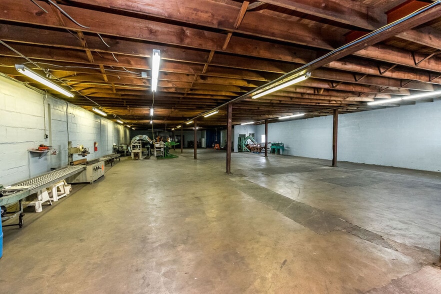 More Photos Of 196 Carlton Dr, Inwood Industrial For Sale