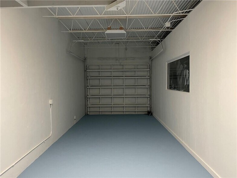 More Photos Of 665 W Prospect Rd, Oakland Park Showroom For Lease