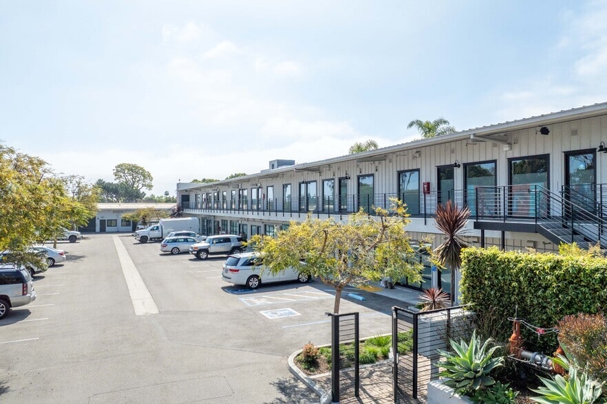 More Photos Of 126 E Haley St, Santa Barbara Showroom For Lease