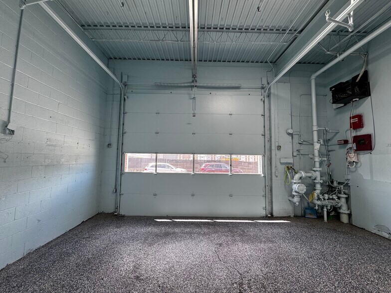 More Photos Of 1520 Hannah Ave, Forest Park Flex For Sale