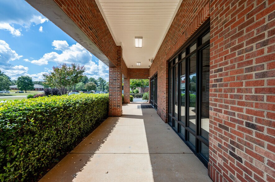 More Photos Of 987 East St, Pittsboro Storefront Retail Office For Lease