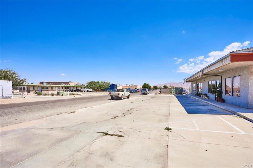 More Photos Of 16937 Walnut St, Hesperia Showroom For Sale