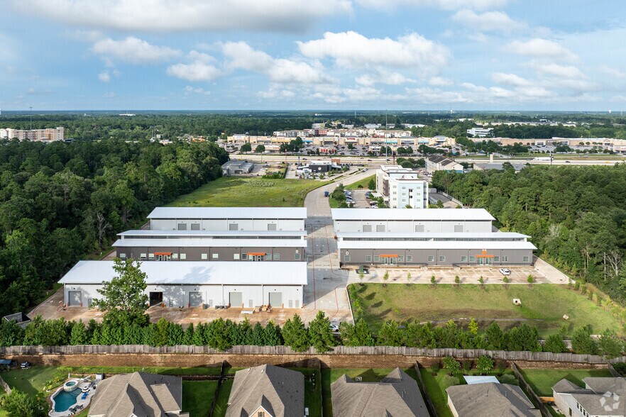 More Photos Of 1027 Outpost Dr, Conroe Showroom For Lease