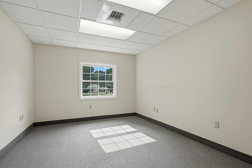 More Photos Of 37 Pierce St, Northborough Office For Sale