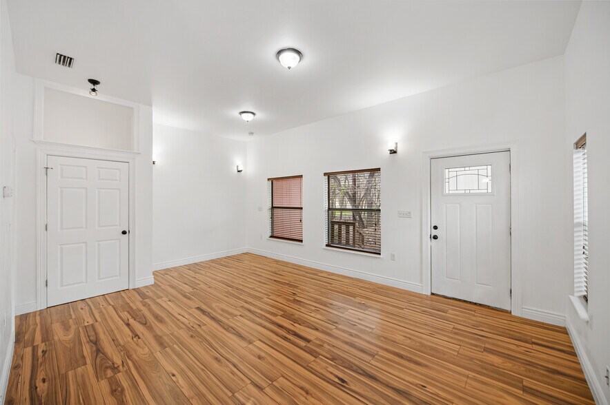 More Photos Of 101 Hunters Glen Dr, San Marcos Flex For Sale