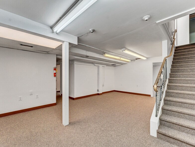More Photos Of 622 3 St SE, Medicine Hat General Retail For Lease