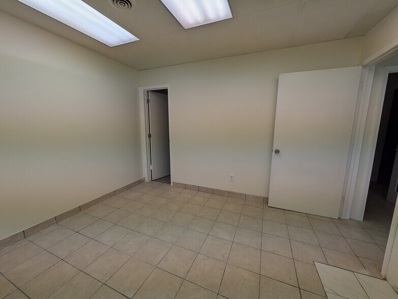 More Photos Of 1434-1436 Chambers Rd, Saint Louis Veterinarian Kennel For Sale