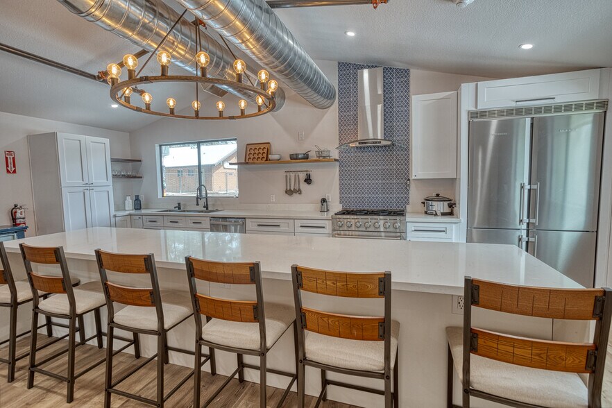 More Photos Of 858 E White Mountain Blvd, Pinetop Hotel For Sale