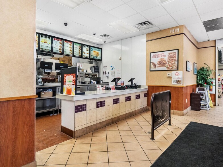 More Photos Of 1331 Green Bay Rd, Sturgeon Bay Service Station For Sale