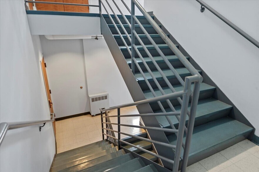 More Photos Of 615 S 2nd St, Springfield Office For Sale