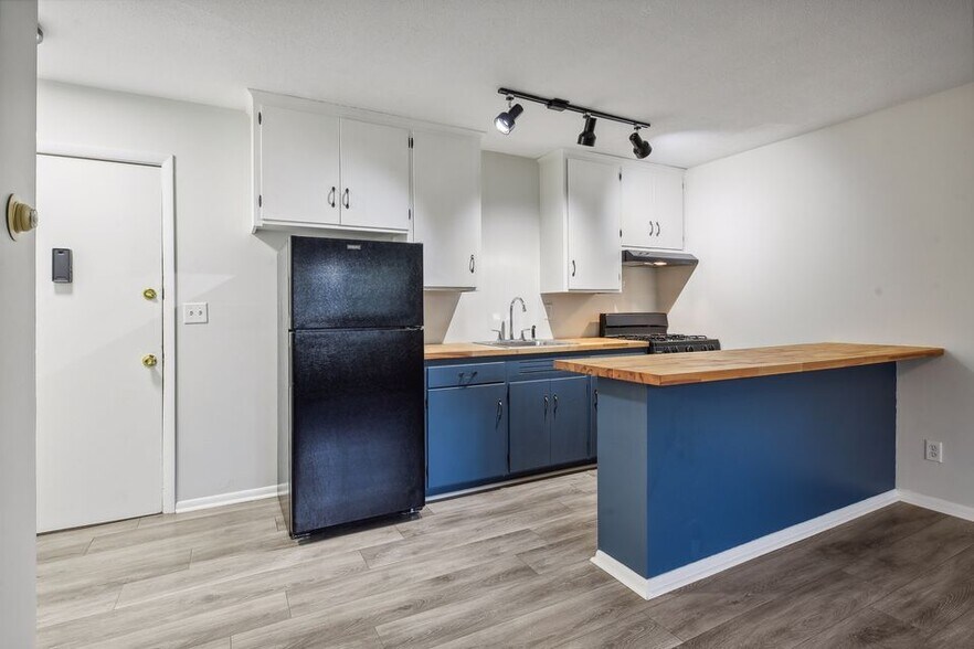 More Photos Of 2009-2017 Commerce Blvd, Mound Apartments For Sale