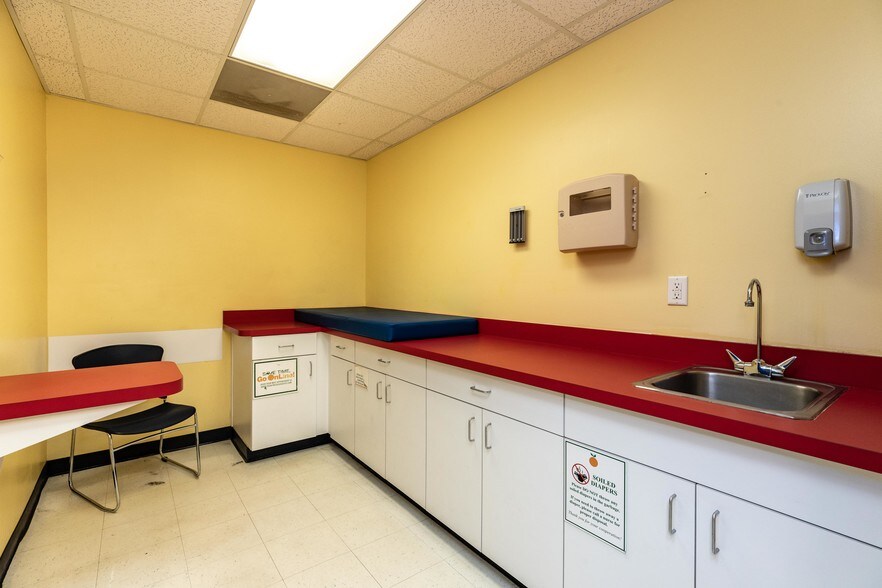 More Photos Of 8774 Perimeter Park Blvd, Jacksonville Medical For Sale