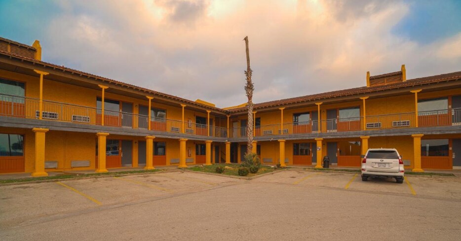 More Photos Of 3334 S US Highway 77 Byp, Kingsville Hotel For Sale