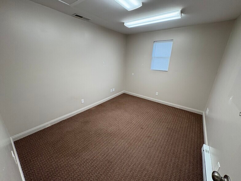 More Photos Of 703 Widewater Dr, Lafayette Warehouse For Lease