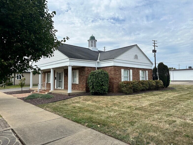 More Photos Of 327 E 3rd St, Uhrichsville Bank For Sale