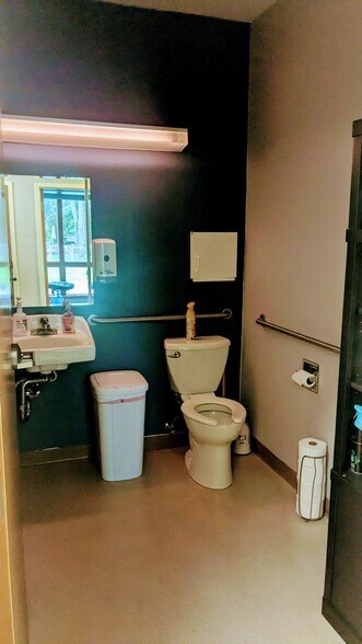 More Photos Of 101 Cross St, Waveland Office For Sale