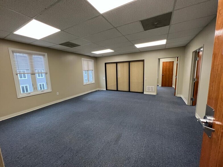 More Photos Of 78 Faunce Corner Mall Rd, North Dartmouth Medical For Lease