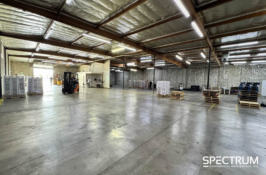 More Photos Of 7727-7729 Burnet Ave, Van Nuys Warehouse For Lease