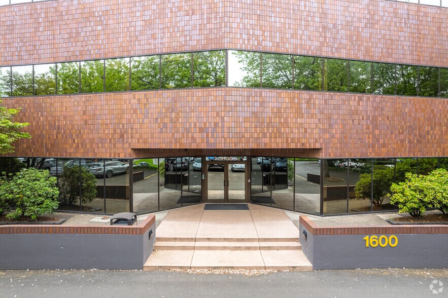 More Photos Of 1600 Executive Pky, Eugene Office For Lease