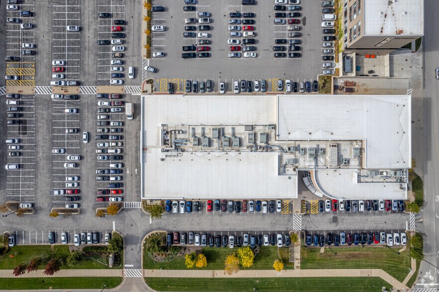 More Photos Of 2030 York Rd, Oak Brook Health Club For Lease