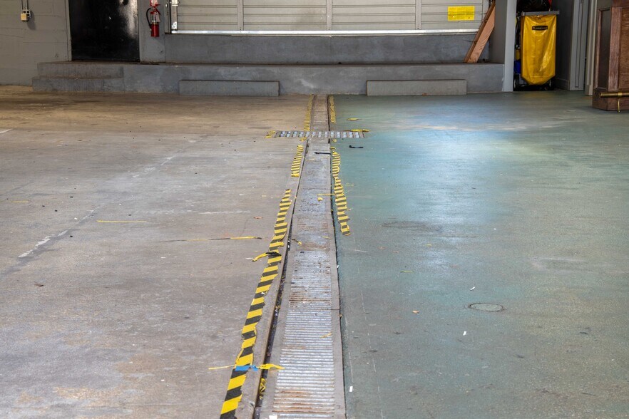 More Photos Of 2319 NE Glisan St, Portland Auto Dealership For Sale