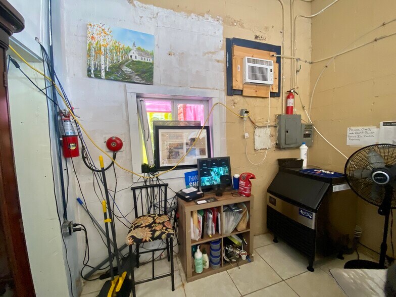 More Photos Of 6199 39th St, Groves Office For Sale