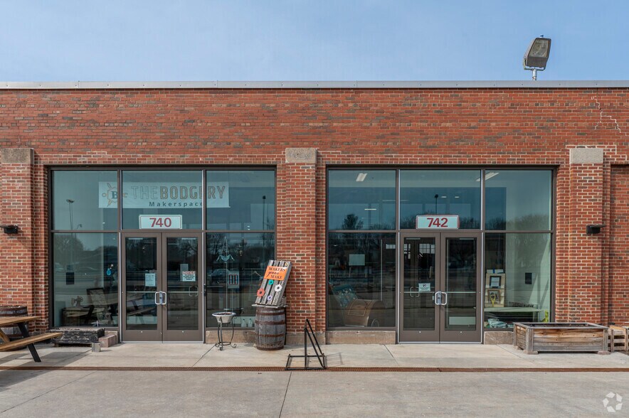 More Photos Of 702 Oscar ave, Madison Showroom For Sale