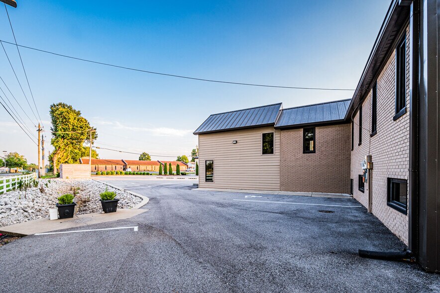 More Photos Of 1502 Westen St, Bowling Green Office For Sale